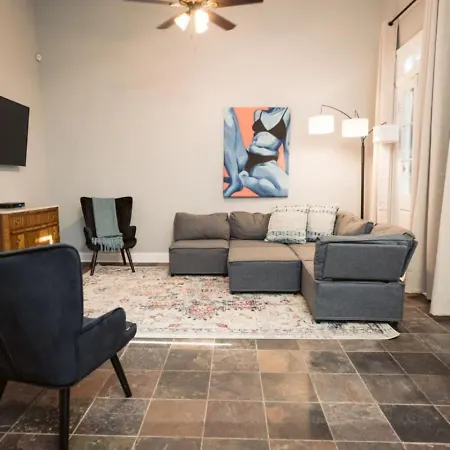 Villa 1529 Dumaine Street